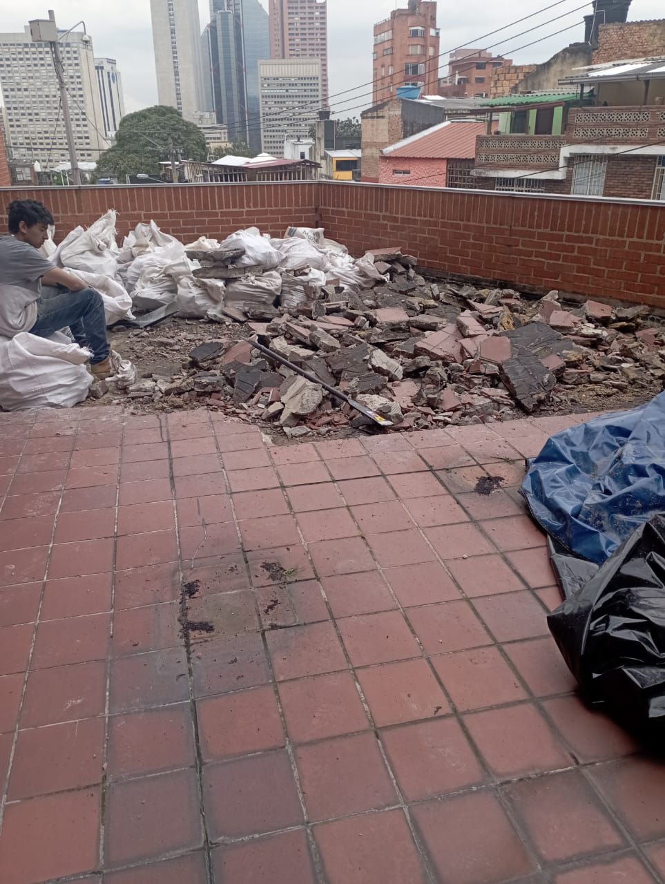 Retiro escombros para Impermeabilizacion de Terraza y Enchape